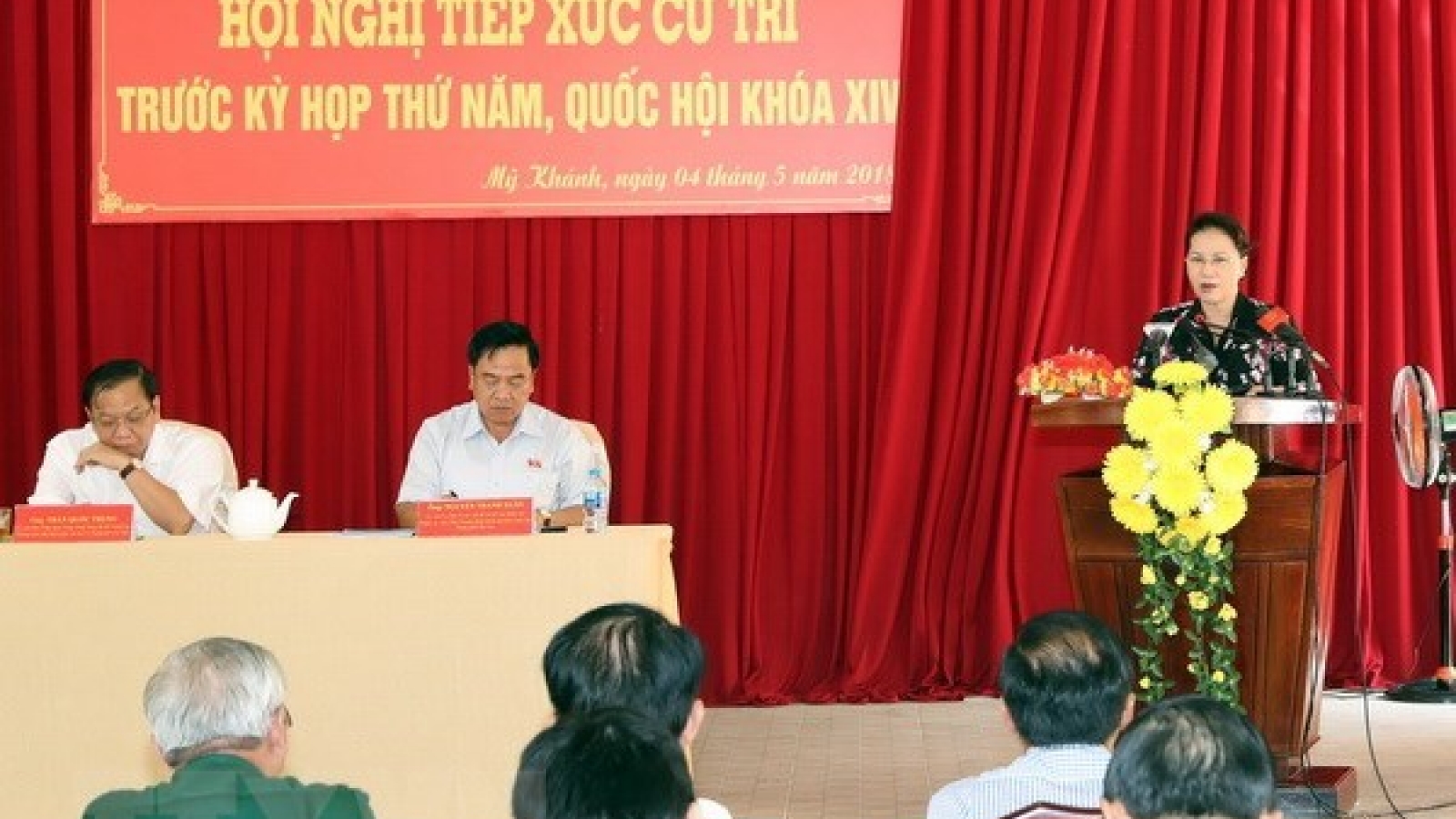 Top legislator clears up concerns of voters in Can Tho