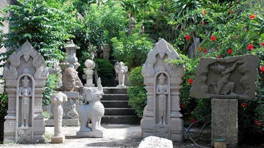 
        Over 60 years of making Cham statues
                              