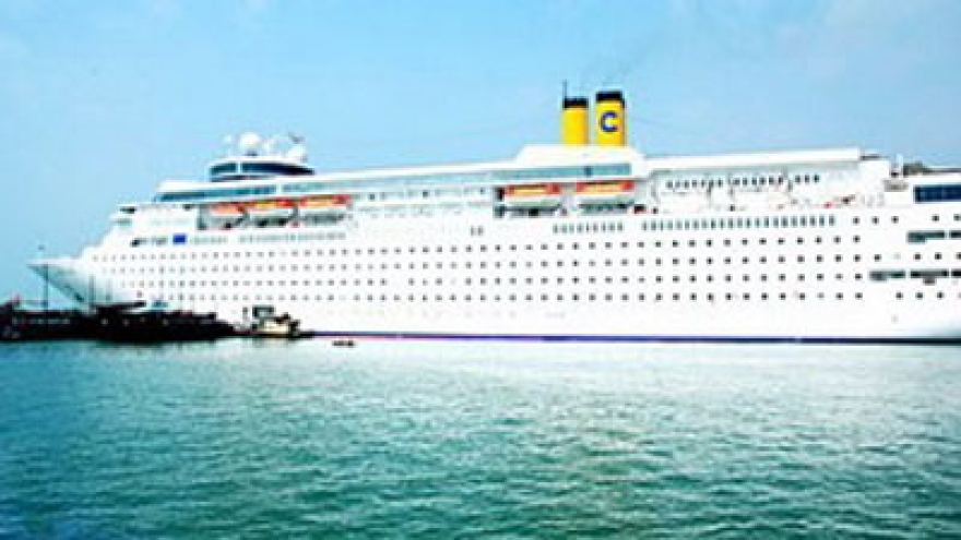 Celebrity Millennium docks at Chan May port