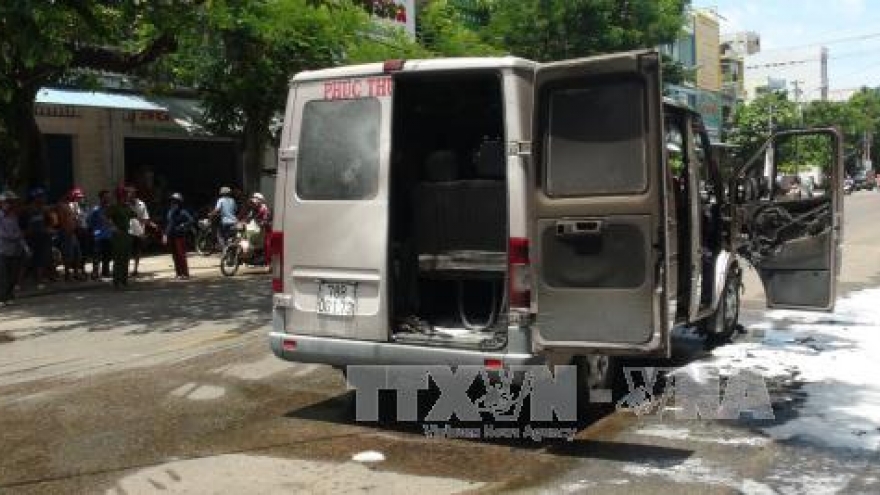 6 narrowly escape burning minibus in southern Vietnam