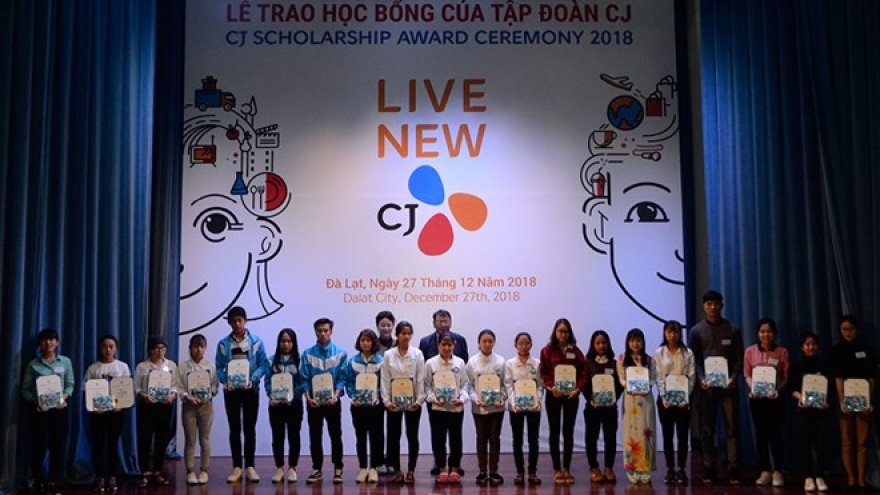 Korean group offers scholarships to students in Lam Dong