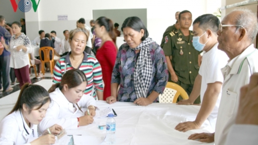 Vietnamese doctors bring light to poor Cambodian patients