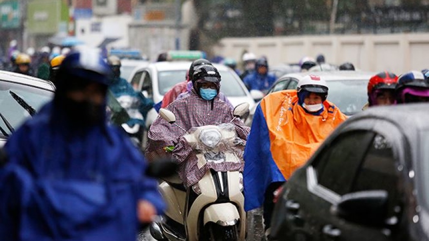 Cold spell upsets Hanoi everyday life