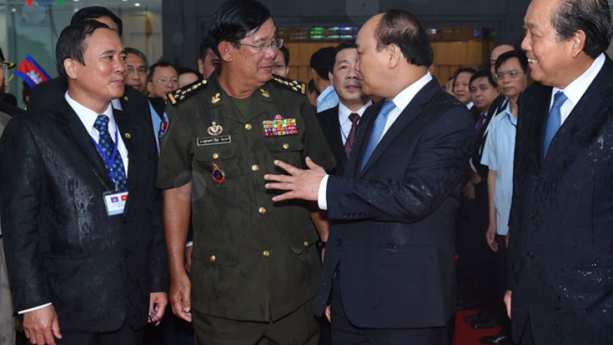 In photos: PM Phuc welcomes his Cambodian counterpart Hun Sen