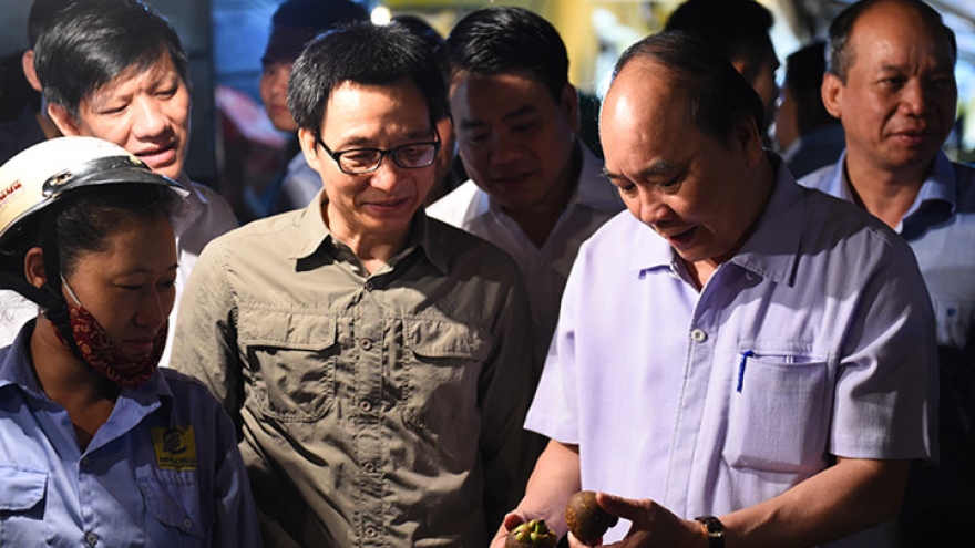 PM pays inspection visit to Long Bien wholesale market