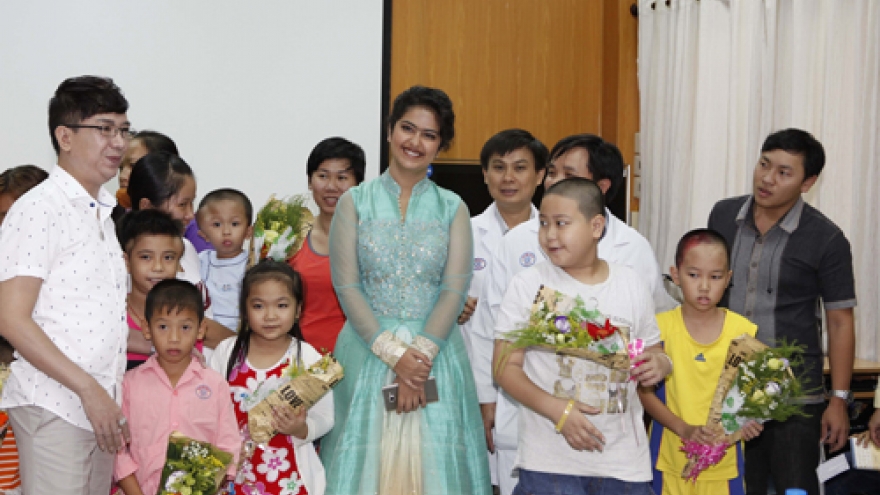Indian movie star visits poor kid patients in HCM City