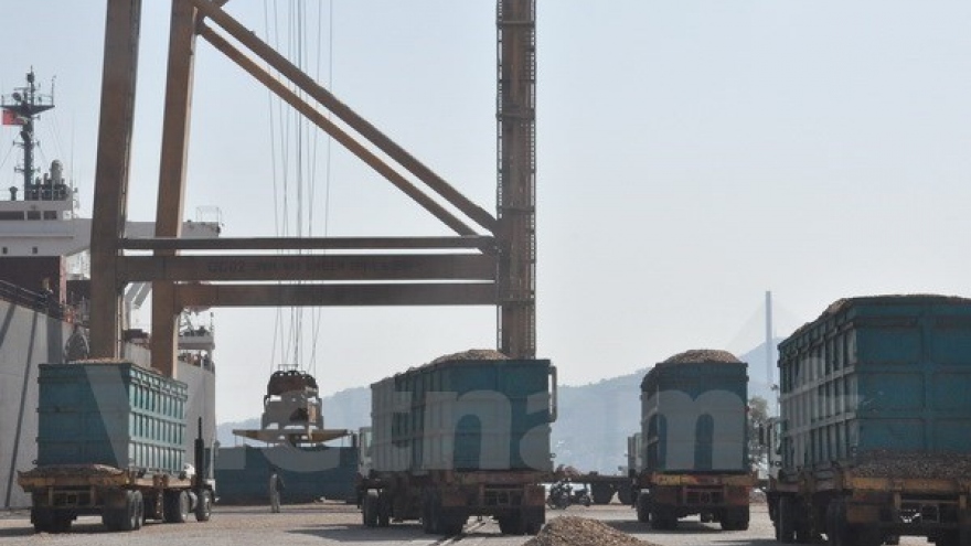 
        Cam Pha port handles over 33,000 tonnes of coal on first New Year day
                              