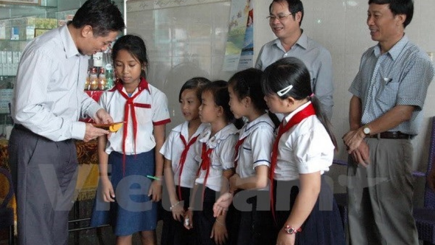 
        Expatriates in Cambodia receive gifts on Tet festival
                              
