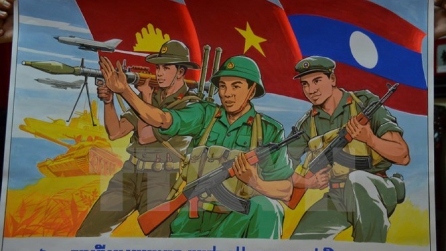 Cambodia presents literature, art works to Vietnam
