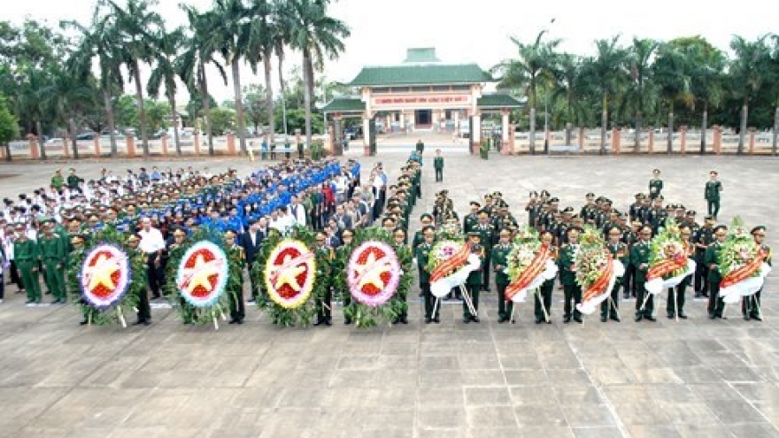 Cambodia’s royal army offer incense to fallen Vietnamese volunteers