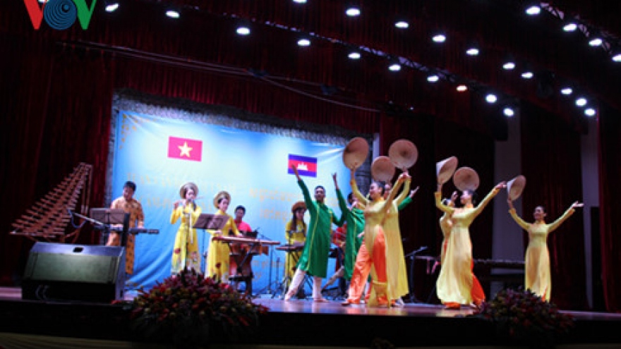
        Cambodia launches Vietnamese cultural festival 
                              