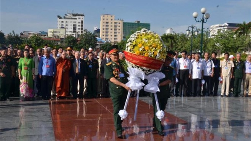 Cambodian leaders receive Vietnamese delegation