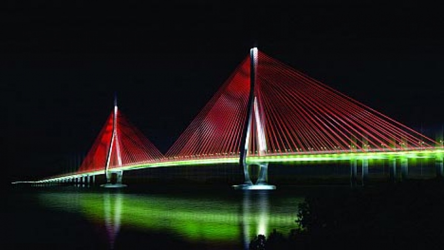 Cable-stayed bridge to shine with colorful lights this month