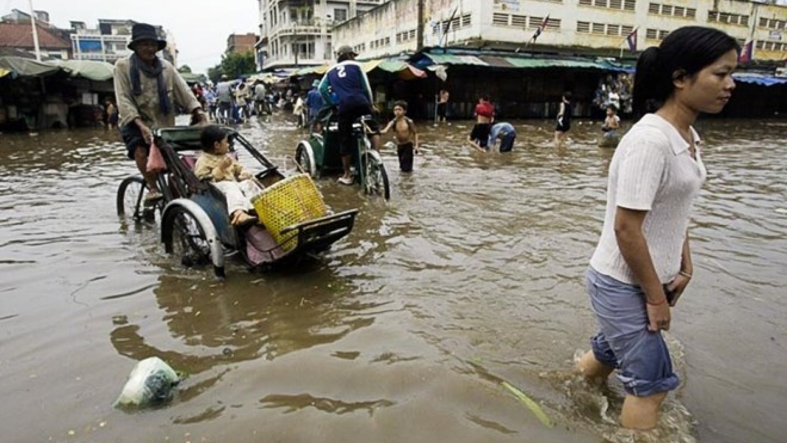 Can Tho, An Giang present gifts to the poor in Cambodia