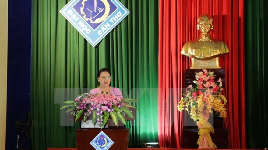 
        Top legislator eases concerns of Can Tho voters
                              