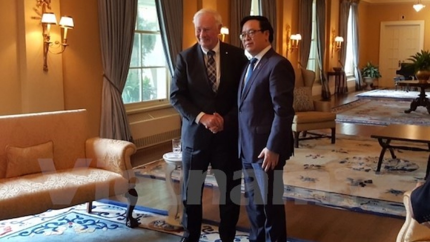 Vietnamese Party delegation visits Canada