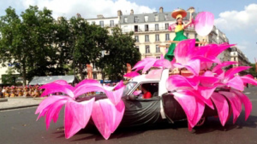 Vietnam joins Carnival Paris 2013