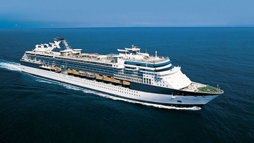 Luxury cruise ship brings 3,000 foreigners to Vietnam