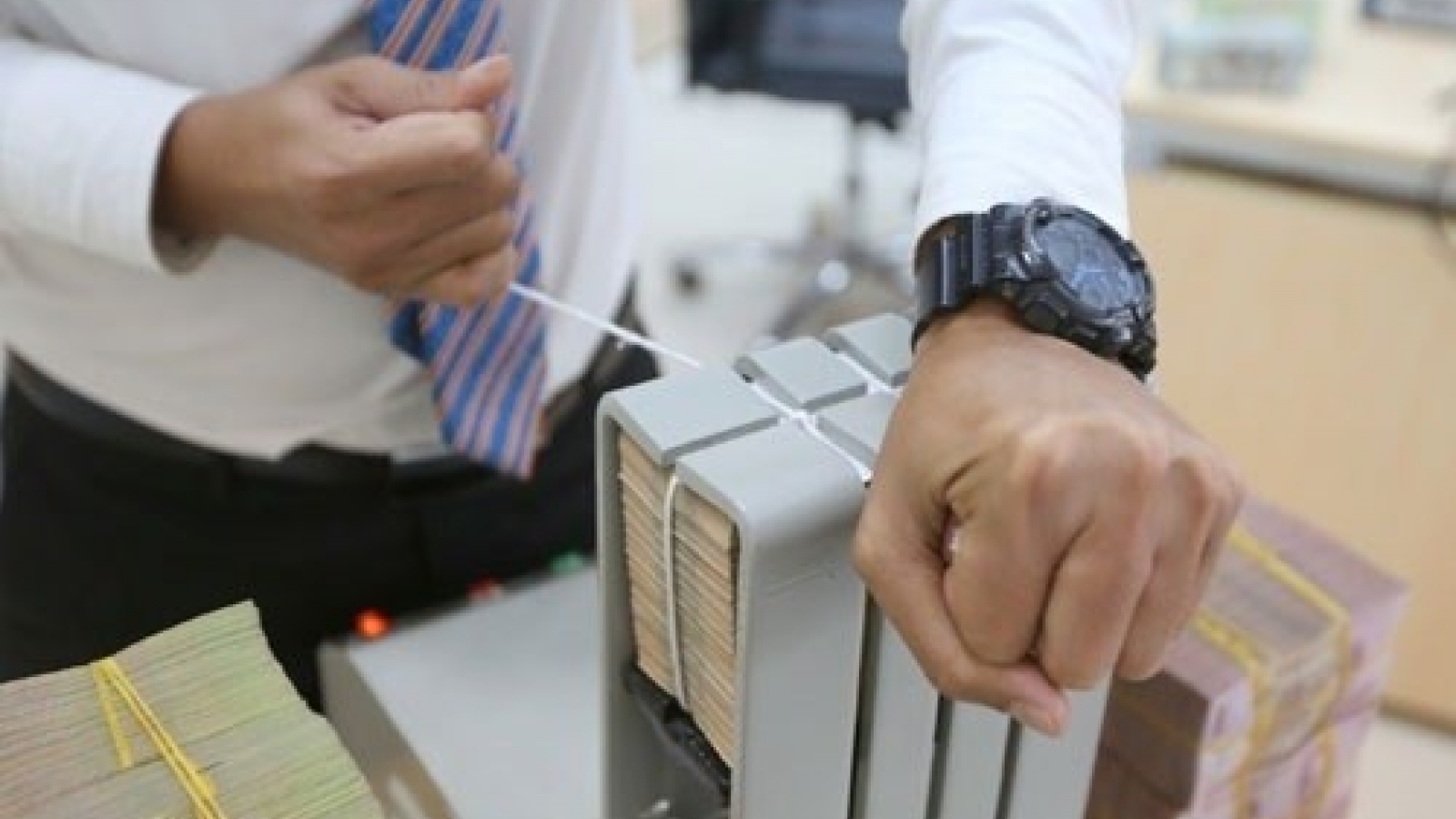 Central bank takes tougher stance on loan rollover violations