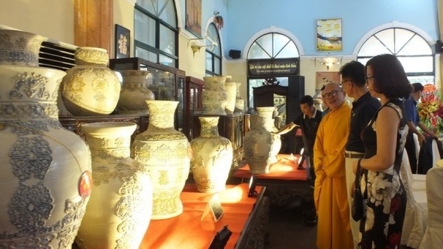 Ceramic vase set enters Vietnam Book of Records