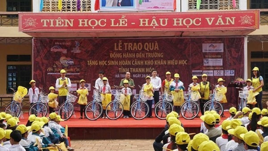 Charity programme supports poor students in Ninh Binh