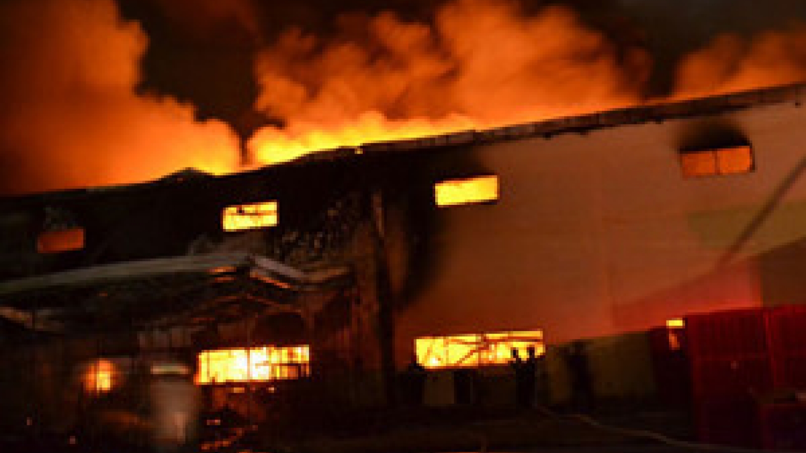 Big fire destroys Suzuki auto part warehouse in Dong Nai