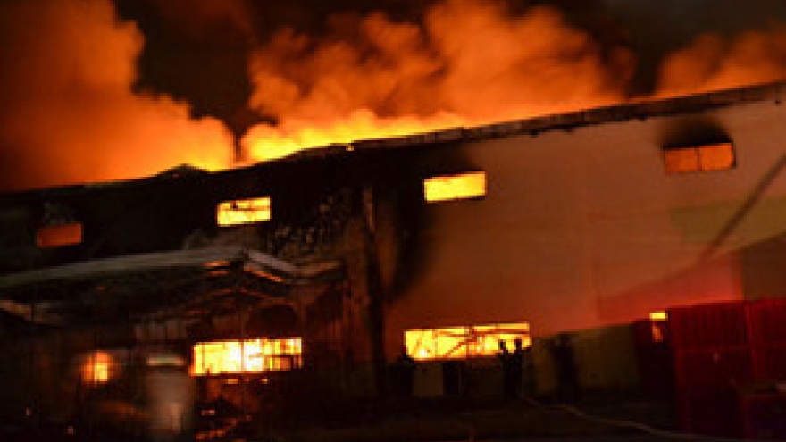 Big fire destroys Suzuki auto part warehouse in Dong Nai