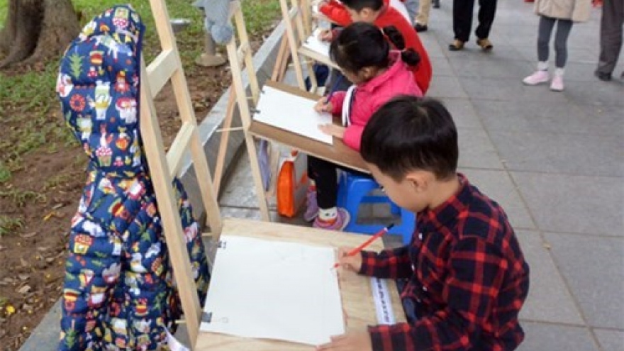 Kids paint their thoughts on peace