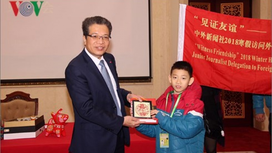 Young ‘Chinese journalists’ make Vietnamese Embassy visit