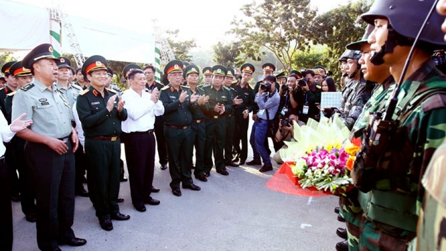 
        Officers of Vietnam, China central military commissions hold talks
                              