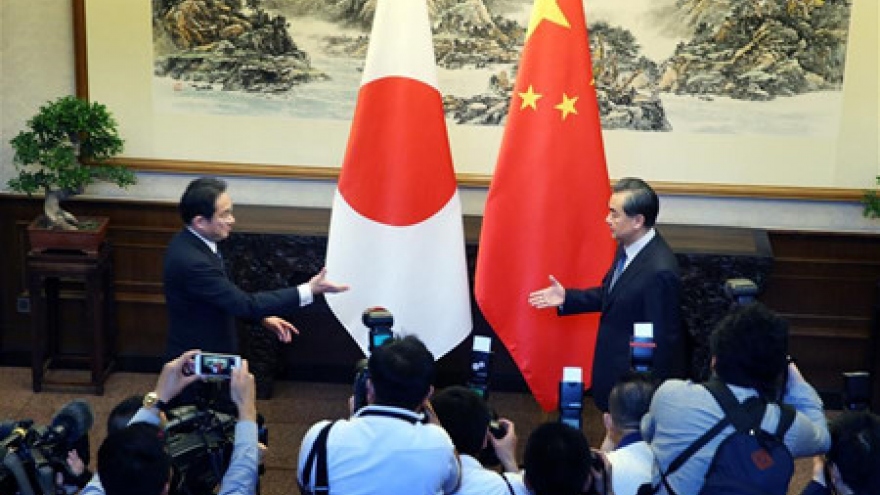 Chinese, Japanese Foreign Ministers hold talks on bilateral relations