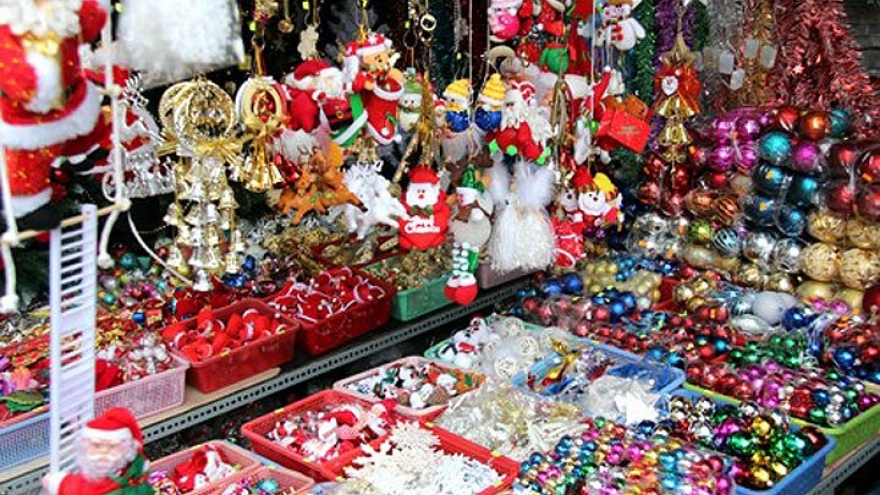 In photos: Bustling Christmas market in Hanoi