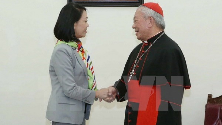 Party official makes Christmas visit to Hanoi archbishop