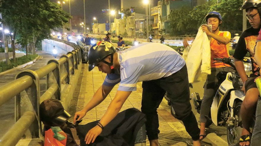 Vietnamese youths prepare heart-warming Christmas gifts for the poor