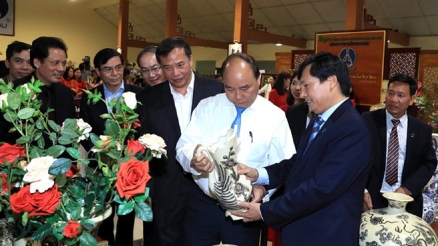 PM makes surprise visit to Chu Dau ceramic village