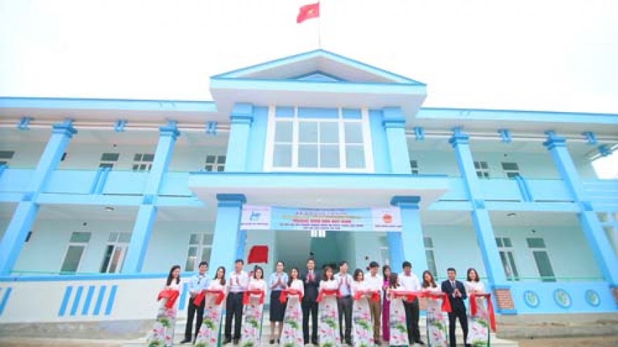 Chubb Life gives new school to Quang Binh