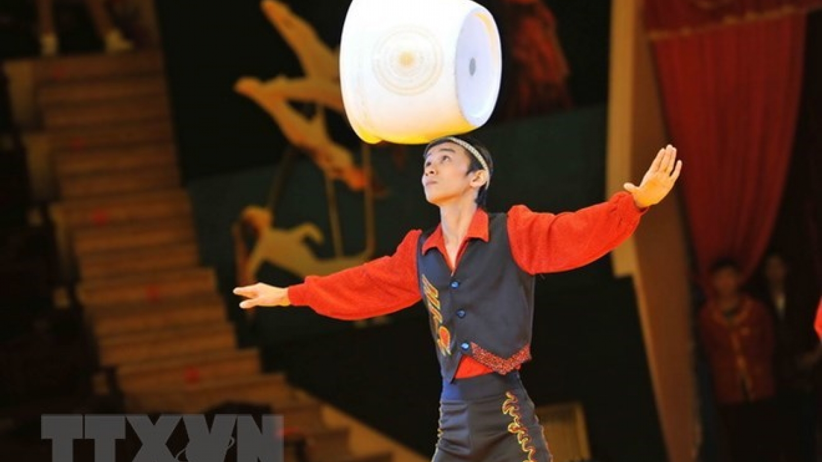 Circus performance, folk games to excite children