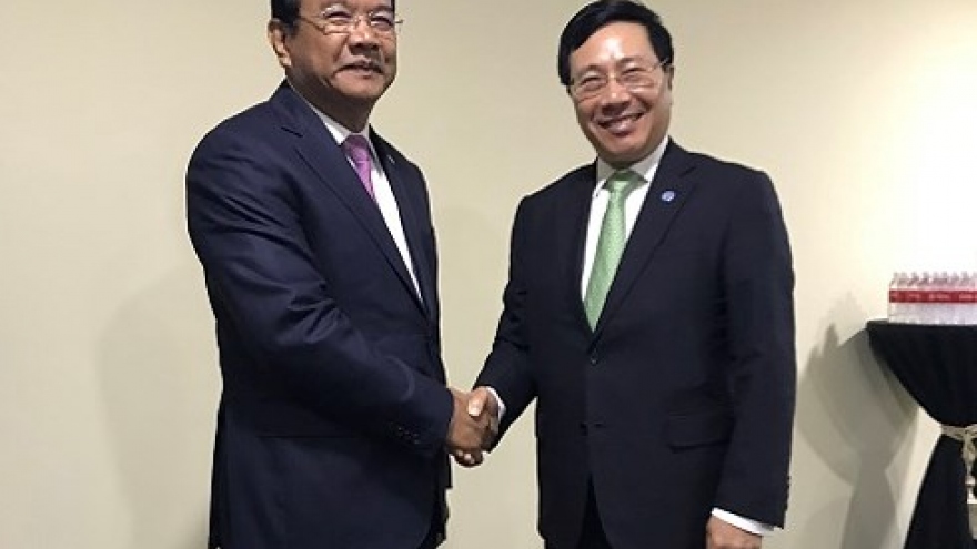 FM Binh Minh holds sideline meetings with diplomats