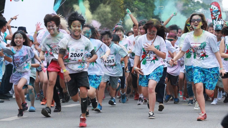 Hanoians have fun at Color Me Run 2017