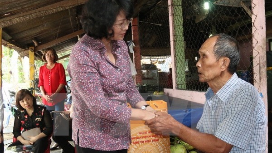 Vice President pays floral tribute to martyrs in Con Dao