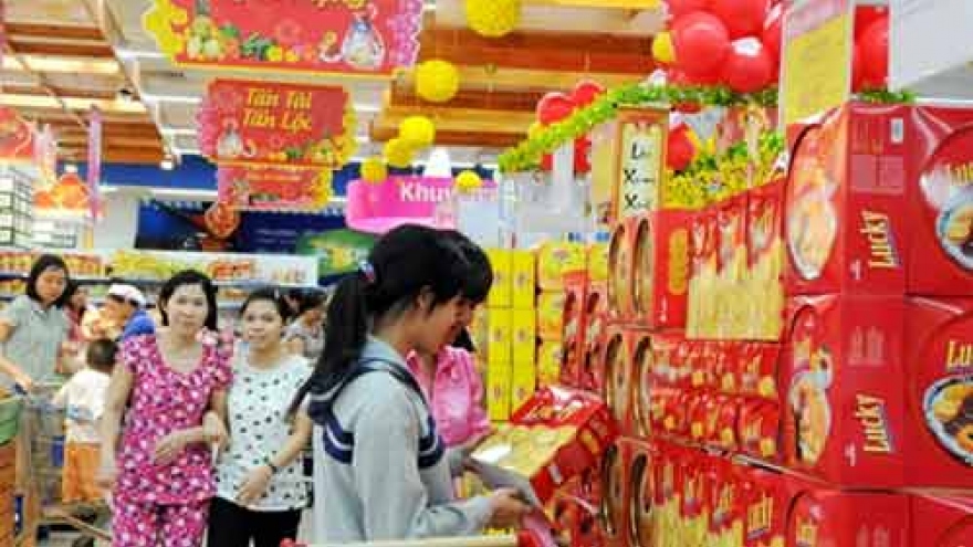 Supermarkets, malls battle for sales