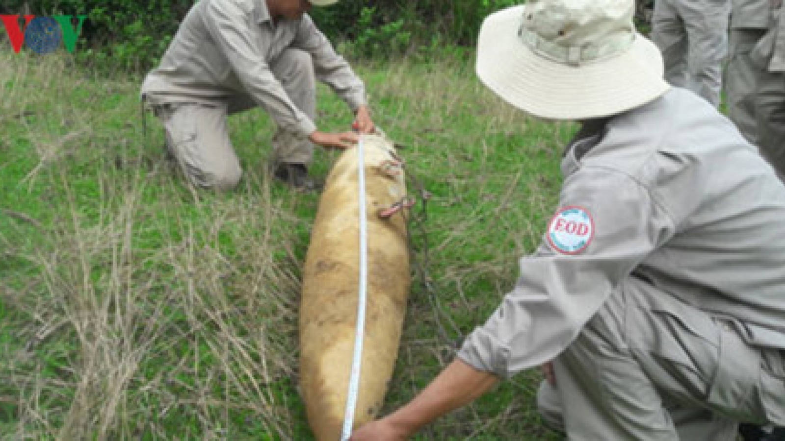 Massive bomb found on Quang Tri river bank