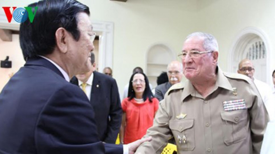 President  meets OVs , former Cuban experts