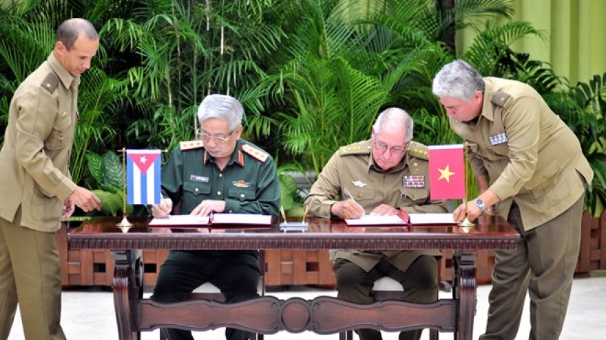 Deputy Defence Minister Nguyen Chi Vinh visits Cuba