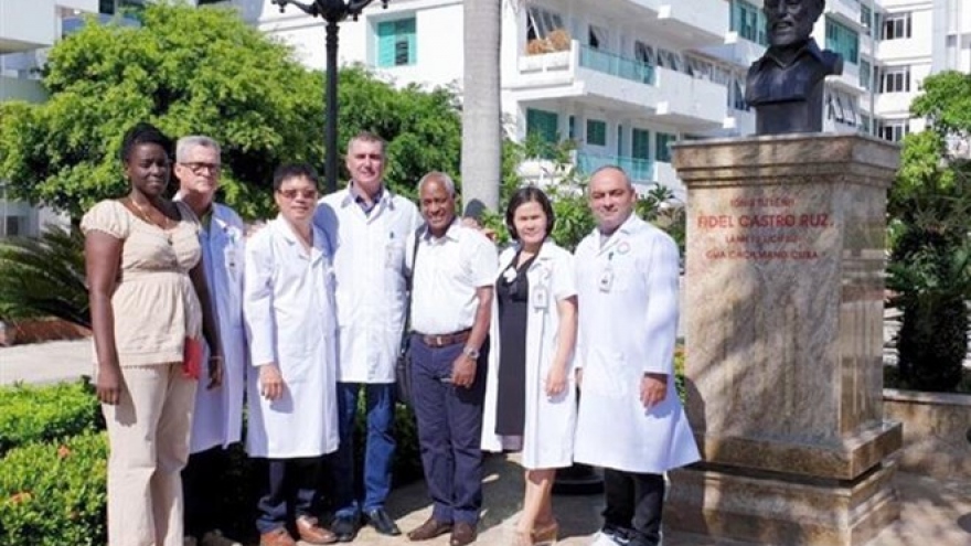 Cuban health experts work in Quang Binh province