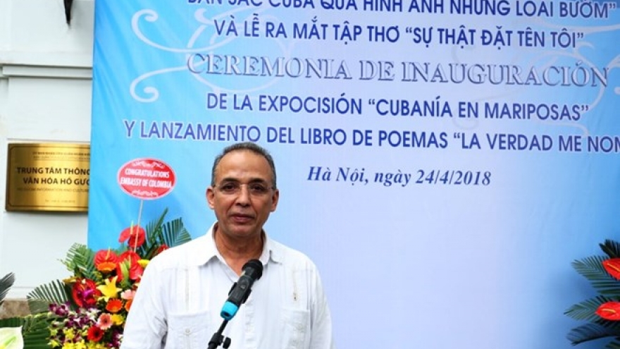 Cuban hero’s paintings, poems introduced in Hanoi
