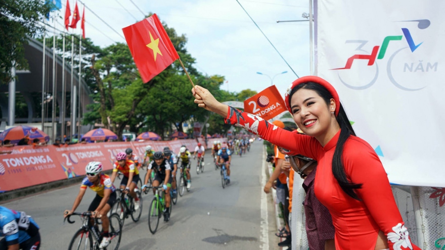 Ngoc Han, Ung Hoang Phuc cheer on HTV Cycling Tournament