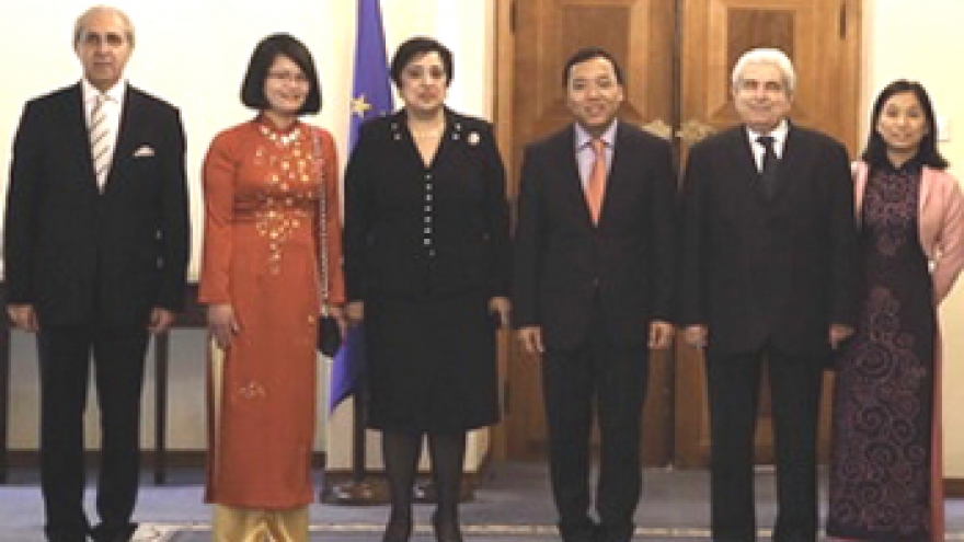 Deputy FM meets Vietnamese nationals in Cyprus