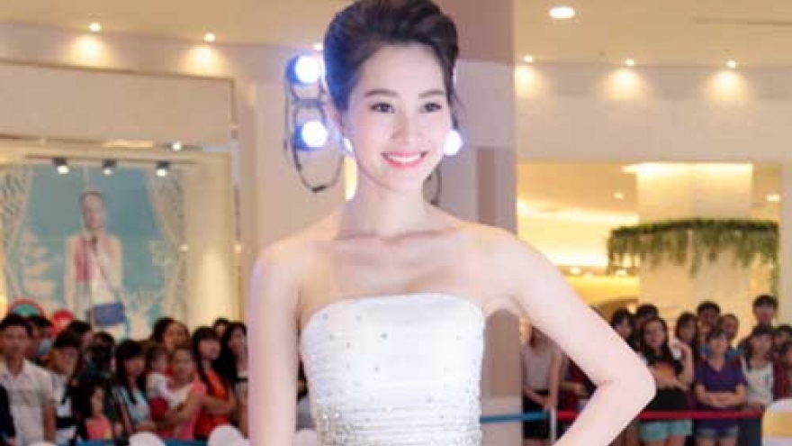 Miss Vietnam 2012 on catwalk for first time
