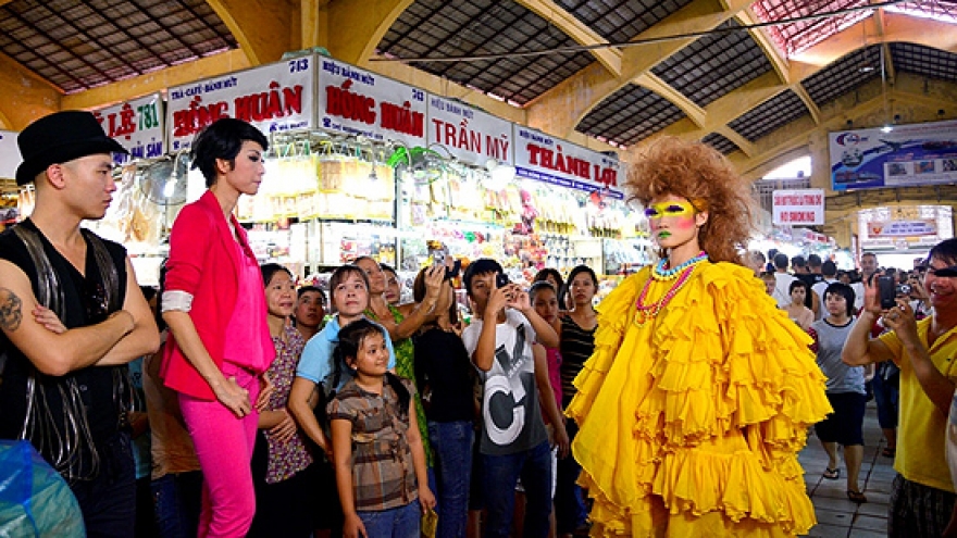 Next Top Model contestants at Ben Thanh market